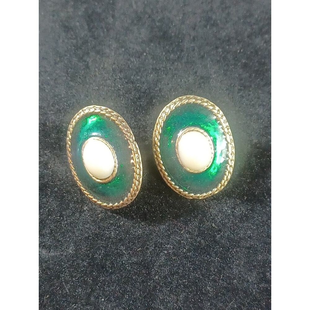 Vintage Green Enameled Faux White Pearl Pierced Round Golden Toned Earring - Picture 5 of 7
